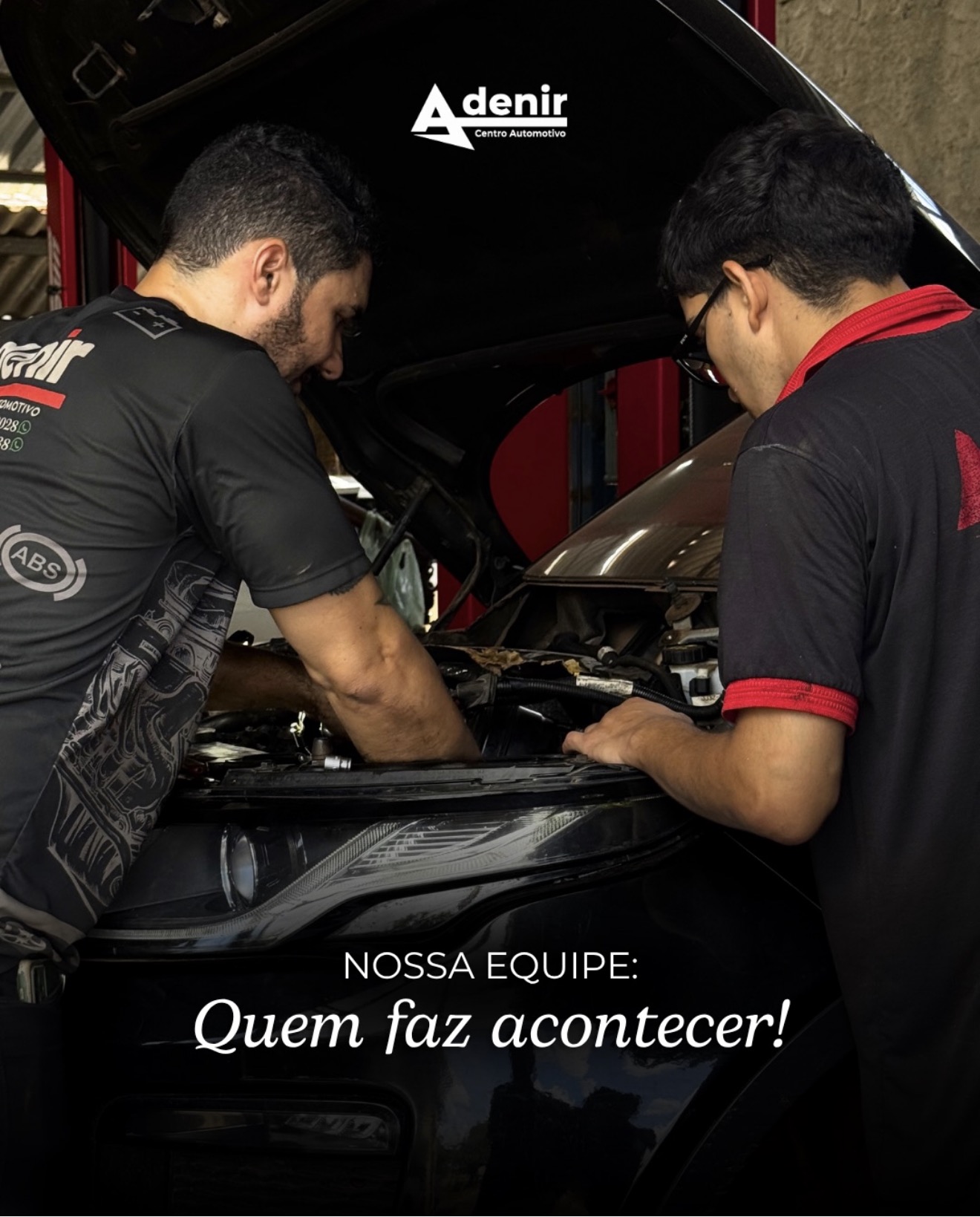 Equipe da Adenir realizando serviço de mecânica no motor de um veículo